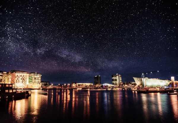 Pięknej Nocy Amsterdamie Nocne Oświetlenie Budynków Łodzi Pobliżu Wody Kanale — Zdjęcie stockowe