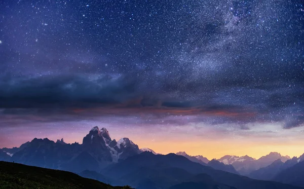 Fantastik Yıldızlı Gökyüzü Sonbahar Manzara Karla Kaplı Tepeler Ana Kafkas — Stok fotoğraf