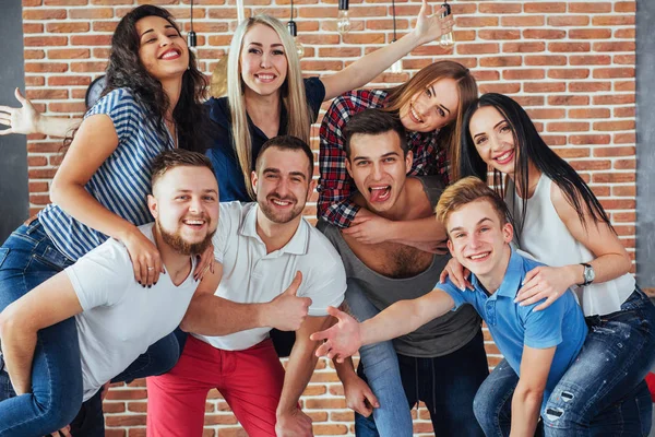 Retrato Grupal Niños Niñas Multiétnicos Con Ropa Colorida Moda Sosteniendo — Foto de Stock