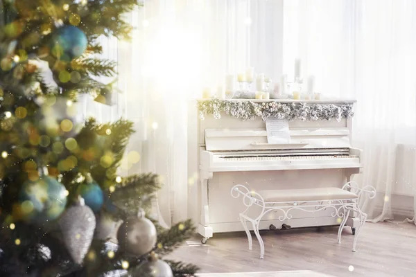 Nyårsdekoration Julgran Nära Vitt Piano Vid Fönstret Bakgrund Bokeh Lätt — Stockfoto