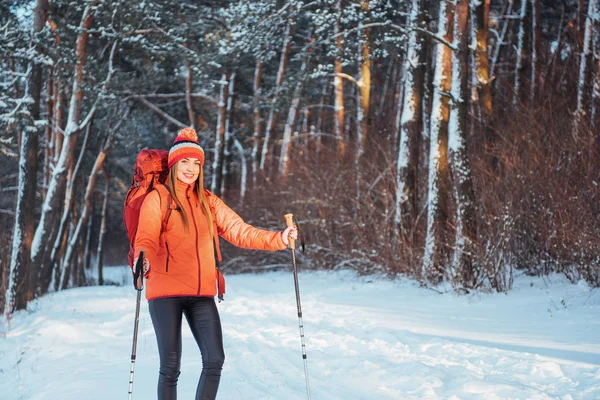 Mulher Viajante Com Mochila Caminhadas Viagem Estilo Vida Conceito Aventura — Fotografia de Stock