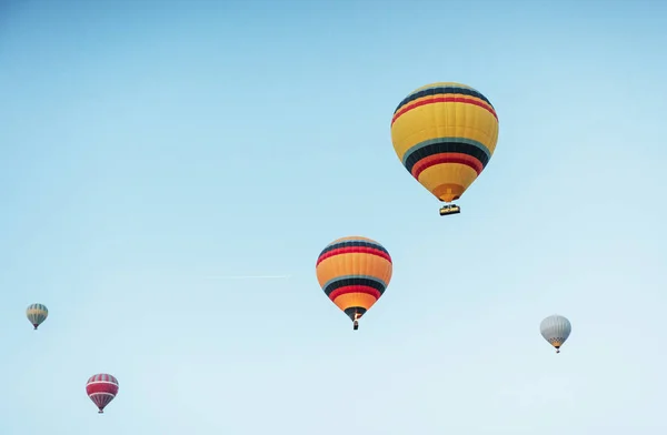 Grupa Kolorowe Balony Przeciw Błękitne Niebo — Zdjęcie stockowe