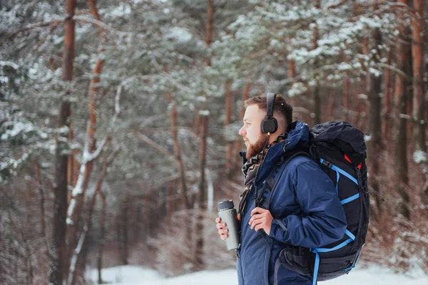 Man Traveler Рюкзаком Активного Отдыха Свежем Воздухе Красивый Пейзаж Лесом — стоковое фото