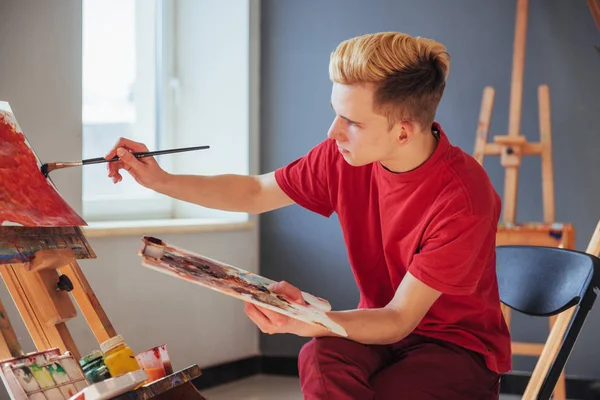 Artista Pintando Cuadro Estudio — Foto de Stock