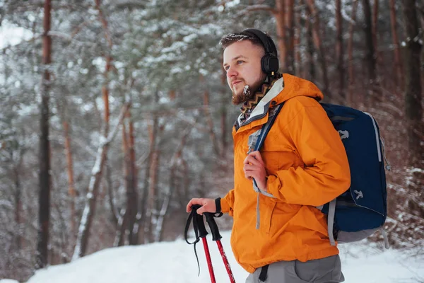 Man Traveler Рюкзаком Активного Отдыха Свежем Воздухе Красивый Пейзаж Лесом — стоковое фото