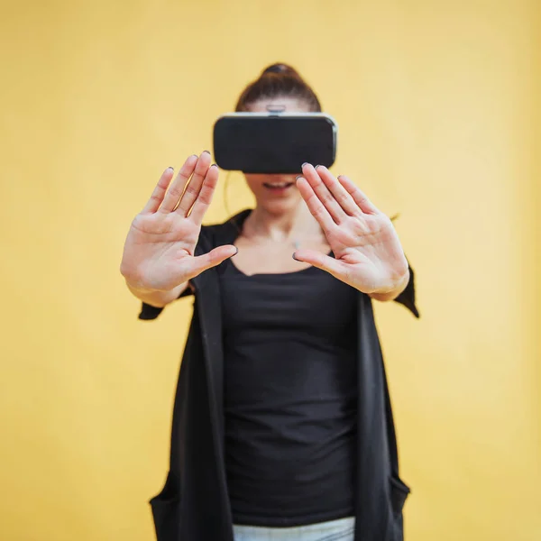 Happy Woman Gets Experience Using Glasses Virtuális Valóság Headset — Stock Fotó