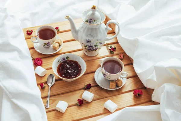 Kopje Thee Theepot Lepel Suiker Geïsoleerd Een Houten Ondergrond — Stockfoto