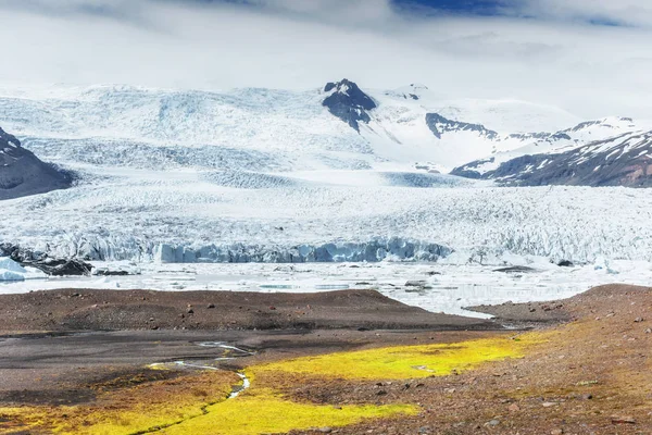 白雪皑皑的山脉和冰川的缓坡 美妙的冰岛在春天 — 图库照片