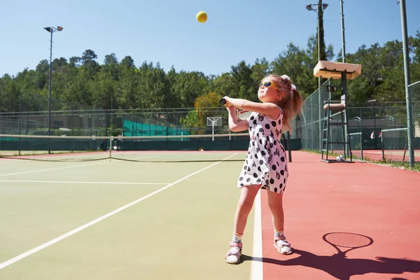 幸せな女の子はテニスをしている 夏のスポーツ — ストック写真