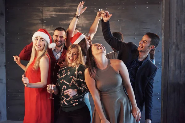 친구들 크리스마스를 사랑해 스파클러 샴페인 젊은이들 파티에서 행복해 보이고 어울리는 — 스톡 사진