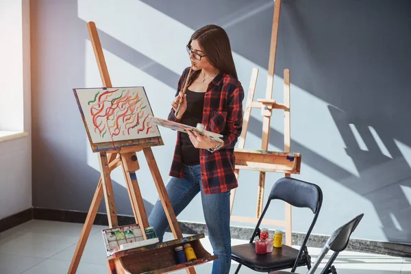 Pretty Pretty Girl Artist Paints Canvas Painting Easel Model Studio — Stock Photo, Image