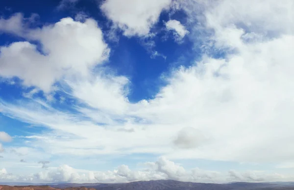 Многие Кучевые Облака Дождя Голубым Небом — стоковое фото