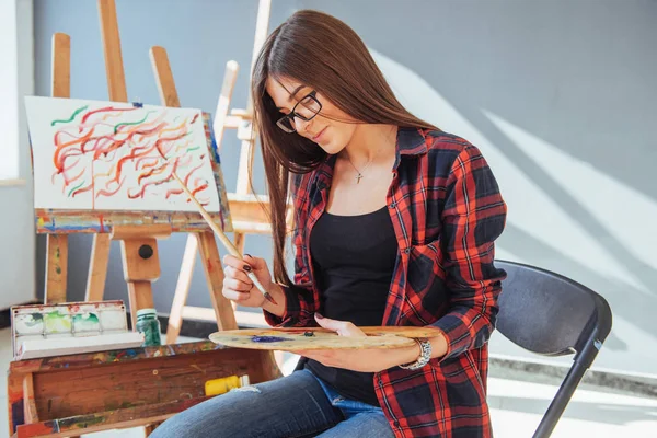 Pretty Pretty Girl Artist Paints Canvas Painting Easel — Stock Photo, Image