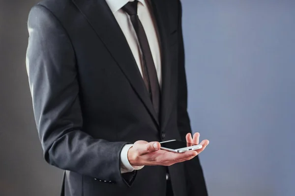 Zakenman Met Een Telefoon Zijn Hand Een Student Een Pak — Stockfoto