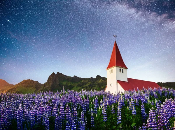 Prachtige Collage Lutherse Kerk Vik Onder Fantastische Sterrenhemel Ijsland — Stockfoto