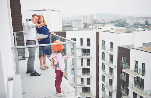 Ingeniero Mostrando Plano Cliente Una Mujer Con Hijo —  Fotos de Stock