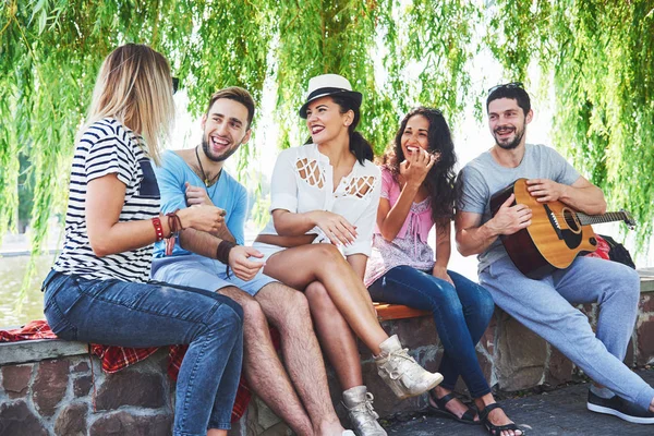 Groupe Amis Heureux Avec Guitare Pendant Que Eux Joue Guitare — Photo