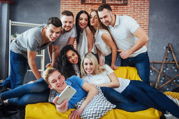 Gruppo Bei Giovani Facendo Selfie Caffè Migliori Amici Ragazze Ragazzi — Foto Stock