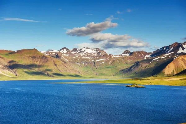 Festői Tájak Erdők Hegyek Izland Gyönyörű Kilátás Nyílik Napra Kumuluszkék — Stock Fotó