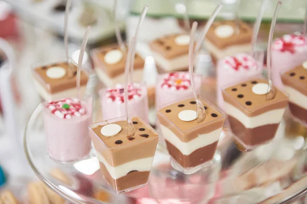 Hochzeitsempfang Desserttisch Mit Köstlich Dekorierten Weißen Cupcakes Mit Zuckerguss Nahaufnahme — Stockfoto