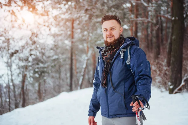 Man Traveler Рюкзаком Активного Отдыха Свежем Воздухе Красивый Пейзаж Лесом — стоковое фото