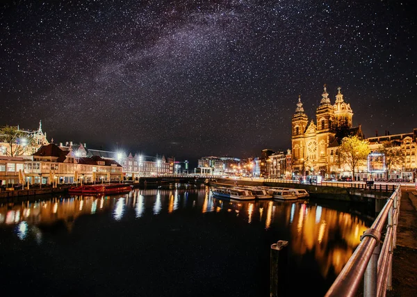 암스테르담의 아름다운 밤입니다 근처에 은하들로 이루어진 활기찬 하늘입니다 하늘의 — 스톡 사진