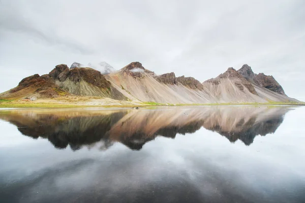 Des Montagnes Incroyables Reflétées Dans Eau Coucher Soleil Stoksnes Islande — Photo