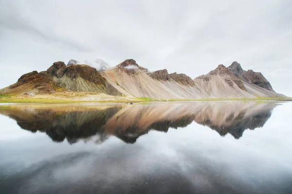 Atemberaubende Berge Die Sich Bei Sonnenuntergang Wasser Spiegeln Stoksnes Island — Stockfoto