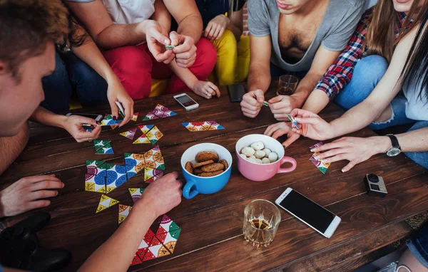 Bovenaanzicht creatieve foto van vrienden zittend aan houten tafel. plezier hebben tijdens het spelen bordspel — Stockfoto