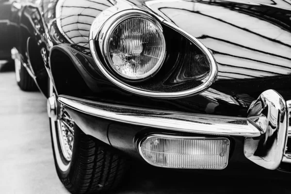 Farlar Tampon Üzerinde Vintage Bir Otomobil Bir Closeup — Stok fotoğraf