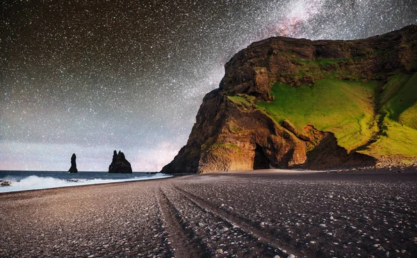 Famose Formazioni Rocciose Reynisdrangar Black Reynisfjara Beach Costa Dell Oceano — Foto Stock