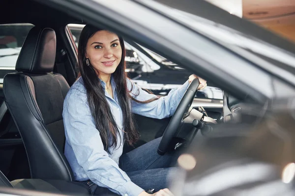 Negocio Automóviles Venta Coches Consumismo Concepto Gente Mujer Feliz Tomando —  Fotos de Stock