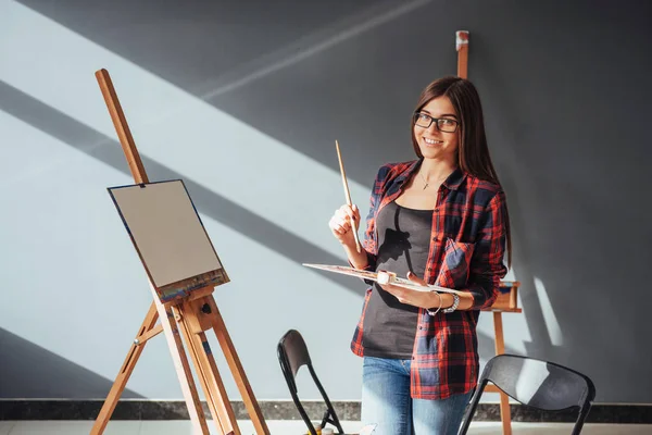 Young Woman Artist Painting Picture Studio — Stock Photo, Image