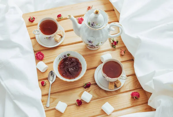 Taza Tetera Cuchara Azúcar Aislados Sobre Fondo Madera — Foto de Stock