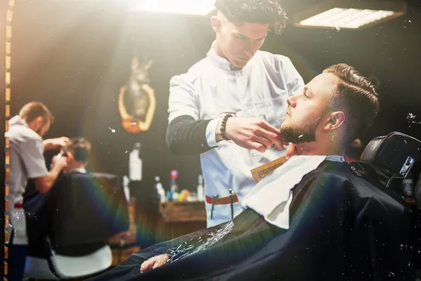 Uomo Barbiere Procinto Tagliare Barba Dei Clienti Tagliatori Elettrici Nel — Foto Stock