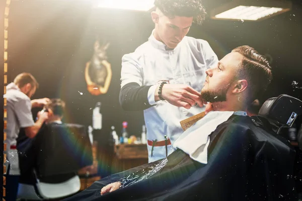 Kapper Man Het Proces Van Het Snijden Van Baard Van — Stockfoto