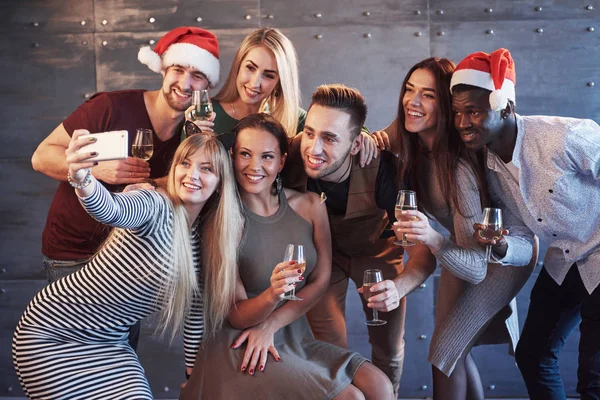 Grupo Jovens Bonitos Fazendo Selfie Festa Ano Novo Melhores Amigos — Fotografia de Stock