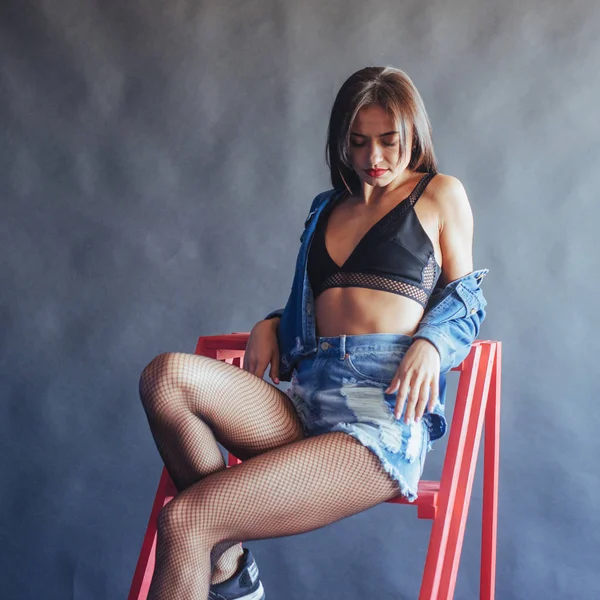 Fashionable Brunette Beautiful Woman Posing Studio Wearing Short Jeans Looking — Stock Photo, Image