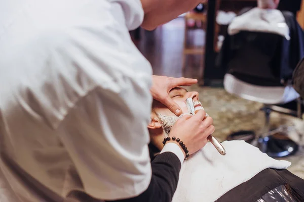 理发店里的男人剪胡子 漂亮的女性发廊 — 图库照片
