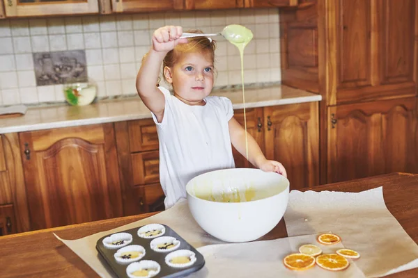 Little Good Girl Bakes Tasty Cupcakes — Stock Photo, Image