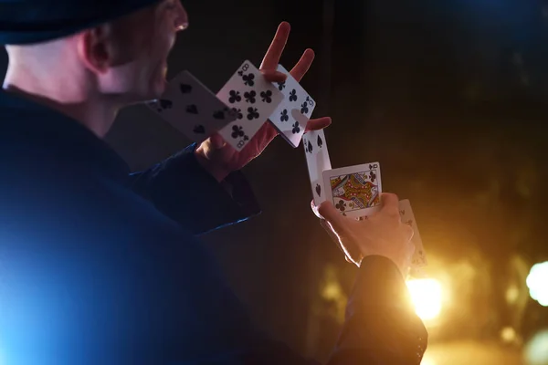 Μάγος Δείχνει Τέχνασμα Παιχνίδι Χαρτιά Μαγεία Επιδεξιότητα Τσίρκο Τζόγος Prestigitator — Φωτογραφία Αρχείου