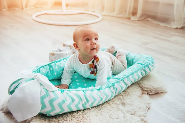 Šest Měsíců Krásná Dívka Posteli Dobrém Světlém Studiu — Stock fotografie