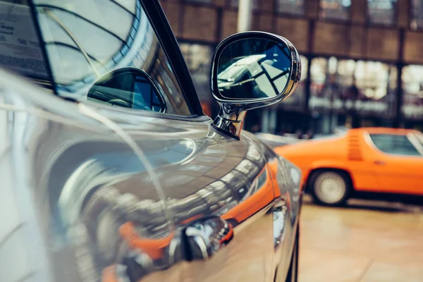 Primer Plano Del Coche Viejo Con Pintura Color Plata Espectáculo — Foto de Stock