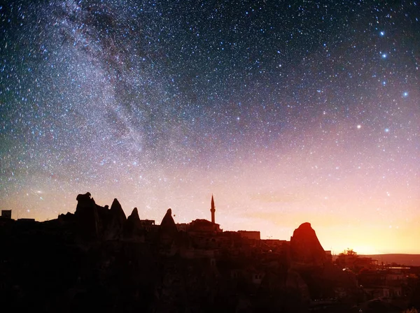 Revisar Formaciones Geológicas Únicas Capadocia Cielo Estrellado Pintoresco Parque Nacional — Foto de Stock