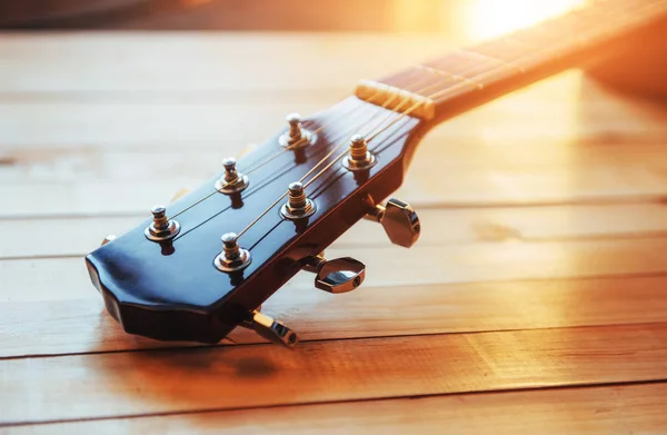 Fechar Pescoço Guitarra Clássica Acústica Fundo Madeira Leve — Fotografia de Stock
