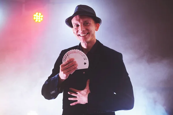 Mago Mostrando Truco Con Las Cartas Magia Destreza Circo Apuestas —  Fotos de Stock