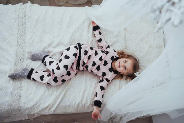 Kind Weichen Warmen Pyjama Spielt Bett — Stockfoto