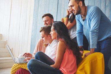 Sosyal Medya Kavramını Asan Yaratıcı Genç Arkadaşlar Grubu. Çalışma Sürecinde Yaratıcı Proje Tartışılan, Oyun Oynayan veya Video Film İzleyen İnsanlar.