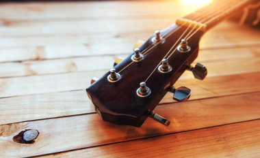 Boyun akustik gitarı açık ahşap arka planda kapat.