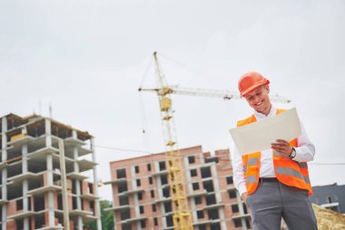mimari ve ev yenileme kavramı - blueprint Fabrikası ile eldiven ve kask içinde adam.